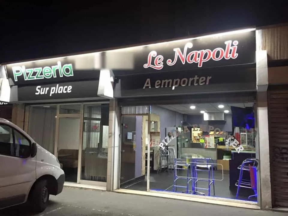 La devanture éclairée du Napoli, rue Beethoven, un soir